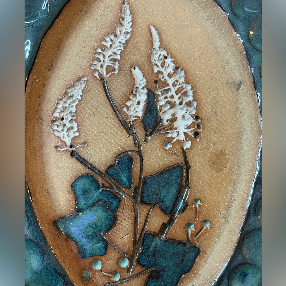 Studio Pottery Leaf Shaped Tray Scalloped Edge Herbal Motif 10” Signed KING - Picture 5 of 5